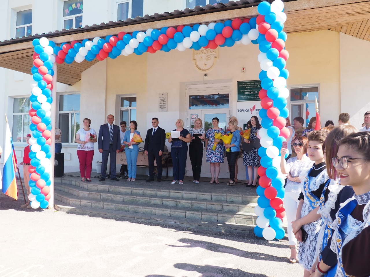 Белые банты, кружевные фартуки и нарядные рубашки | 26.05.2021 | Кинель -  БезФормата